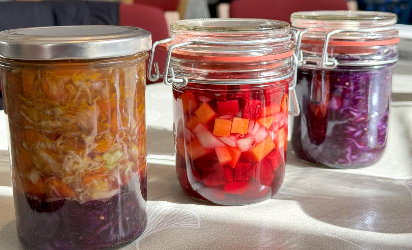 Fermentiertes Gemüse im Glas