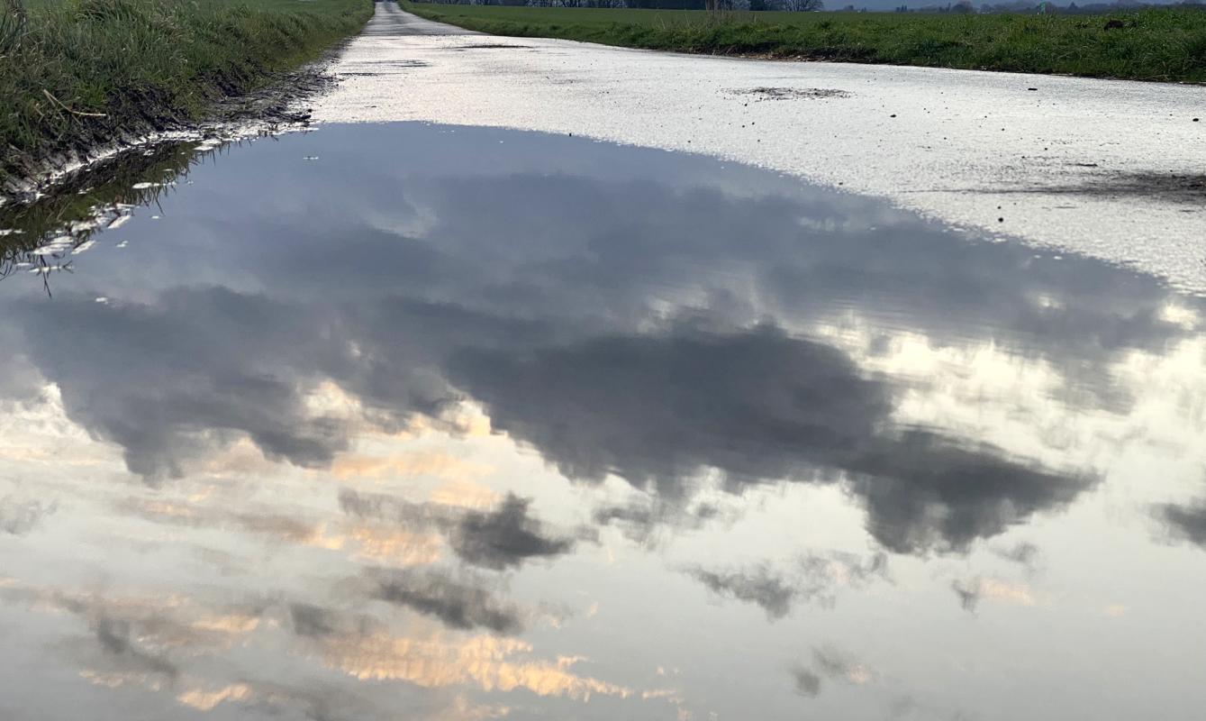 Spiegelung des Himmels in einer Pfütze