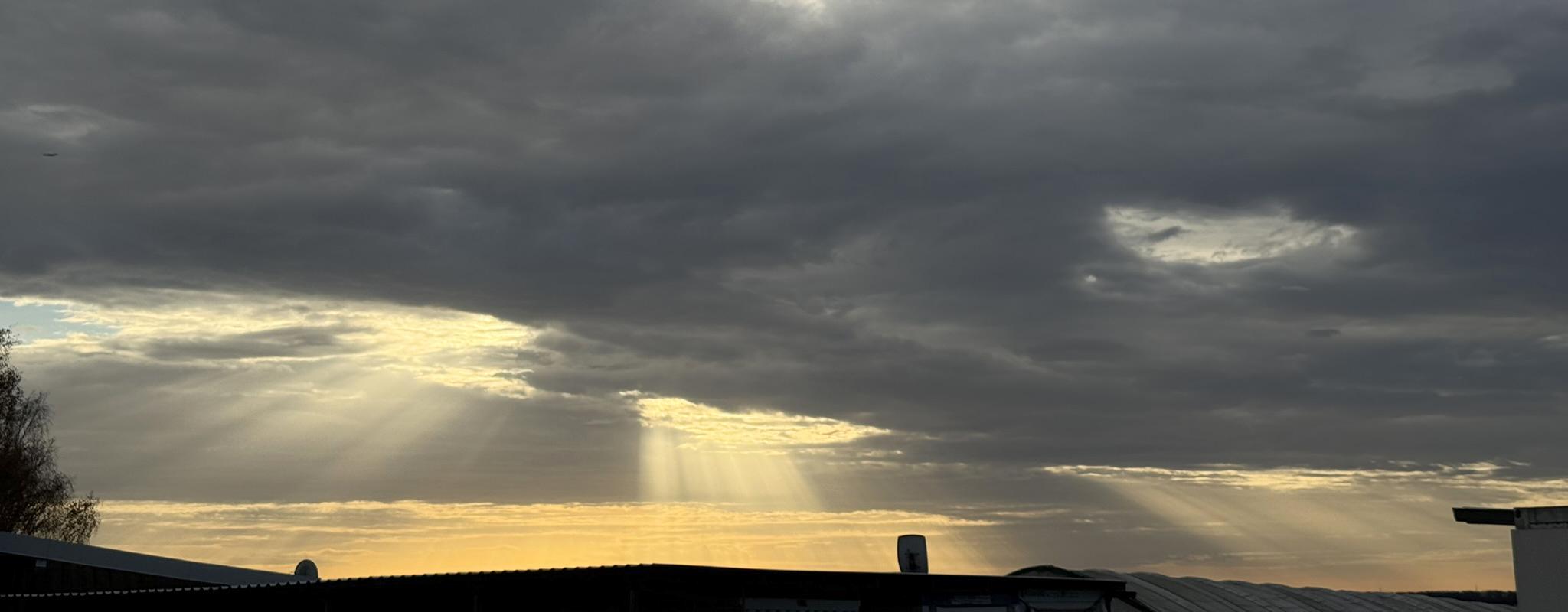 Sonnenstrahlen durch die Wolken