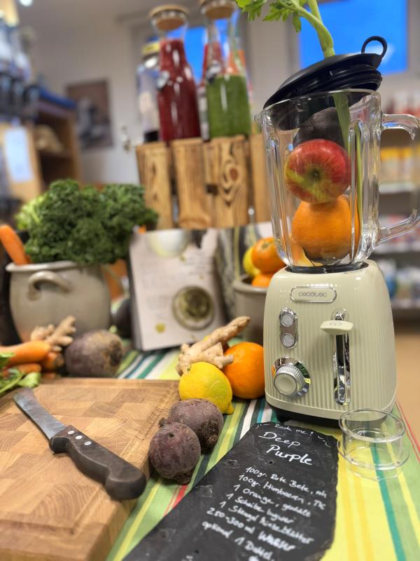 Dekoration im Hofladen Fastensäfte und Smoothies