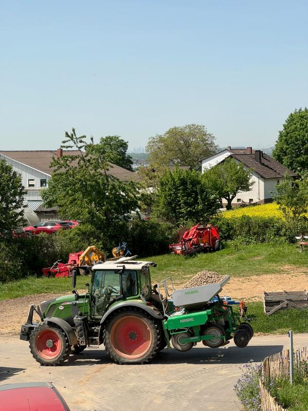 Traktor mit Kartoffellegegerät