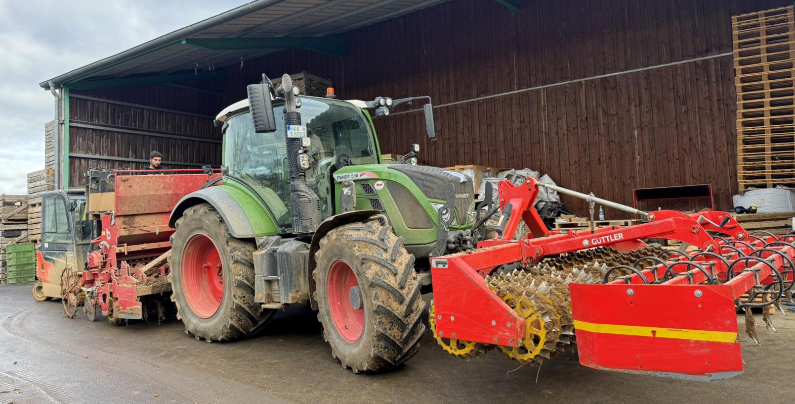 Fendt mit Kreiselegge und Sämaschine